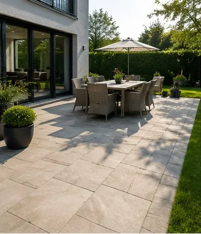 Saubere Terrasse mit Steinplatten